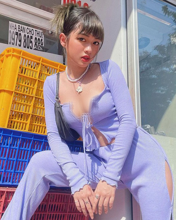 Bản thân kiểu áo croptop buộc dây đã có phần hở bạo. Do vậy, khi mặc cần tiết chế trong việc phối đồ. Chỉ cần chọn nhầm chiếc quần nhạy cảm sẽ mất đi vẻ quyến rũ vốn có, trở thành thảm họa thời trang. Ảnh: Instagram nhân vật.