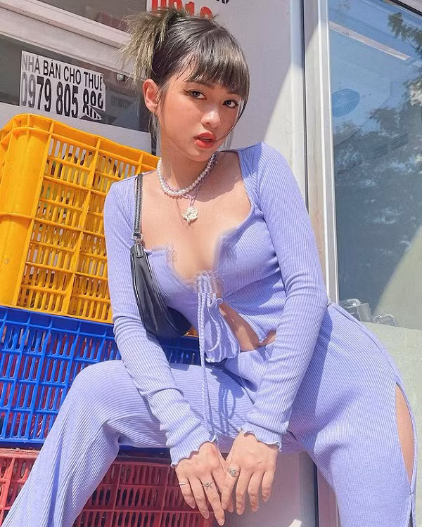 Bản thân kiểu áo croptop buộc dây đã có phần hở bạo. Do vậy, khi mặc cần tiết chế trong việc phối đồ. Chỉ cần chọn nhầm chiếc quần nhạy cảm sẽ mất đi vẻ quyến rũ vốn có, trở thành thảm họa thời trang. Ảnh: Instagram nhân vật.