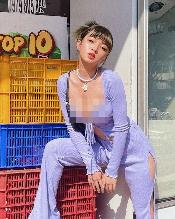 Bảo Ngọc cũng rất biết bắt trend khi mua vô số mẫu áo croptop buộc dây.