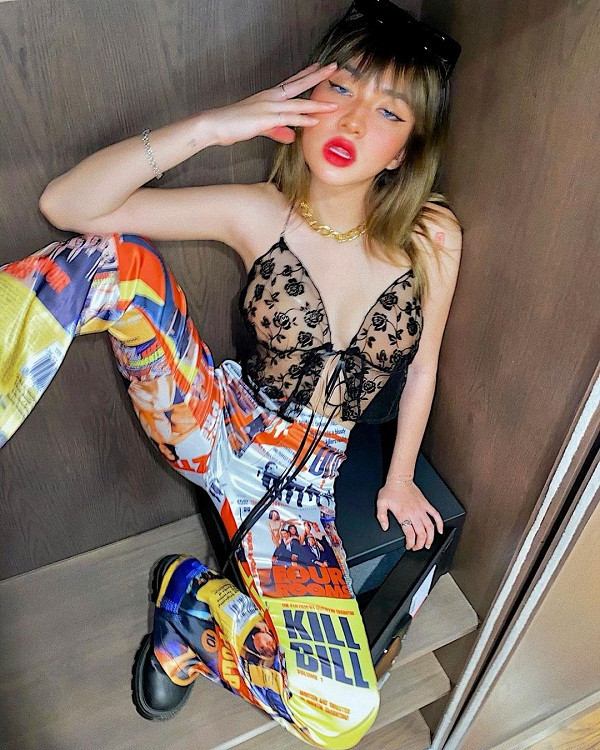 Khi mặc chiếc áo này, chỉ cần cử động mạnh, cúi người, chạy nhảy hay gặp ngoại cảnh tác động như gió to là có thể rơi vào cảnh hớ hênh.