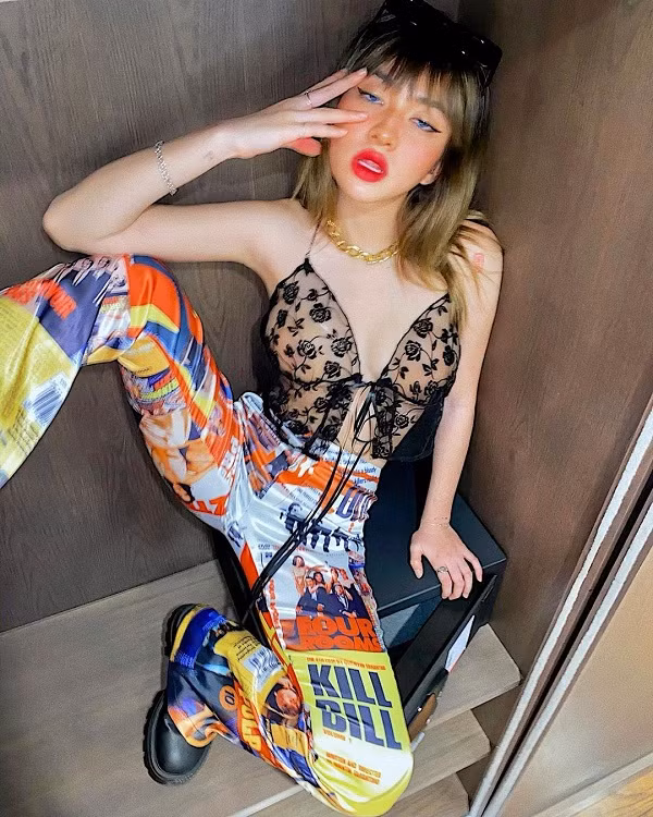 Khi mặc chiếc áo này, chỉ cần cử động mạnh, cúi người, chạy nhảy hay gặp ngoại cảnh tác động như gió to là có thể rơi vào cảnh hớ hênh.