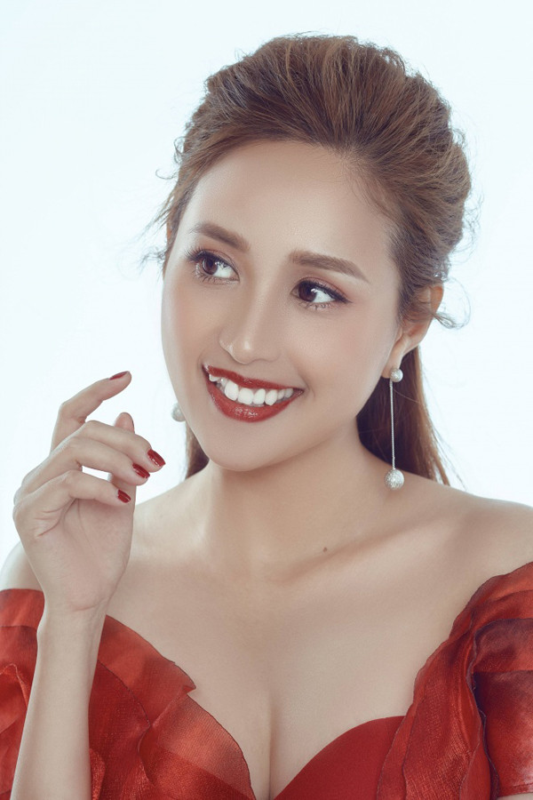 Những chiếc đầm hai dây, ngực trễ nải thường xuyên được cô trưng diện mỗi lần tham gia sự kiện.