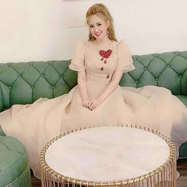 Trải qua 2 tháng ăn kiêng cùng luyện tập gian khổ, Phương Hằng giảm ngoạn mục 15kg. Sau khi có thân hình lý tưởng, nàng Út Minh của Gạo nếp gạo tẻ xuất hiện với nhiều phong cách thời trang hơn.