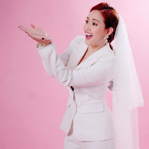 Nhìn chung, cả trang phục sự kiện lẫn trang phục hàng ngày, Phương Hằng đều chọn cho mình những set đồ dễ mặc, sexy hợp bối cảnh chứ không sa đà vào việc khoe thân.