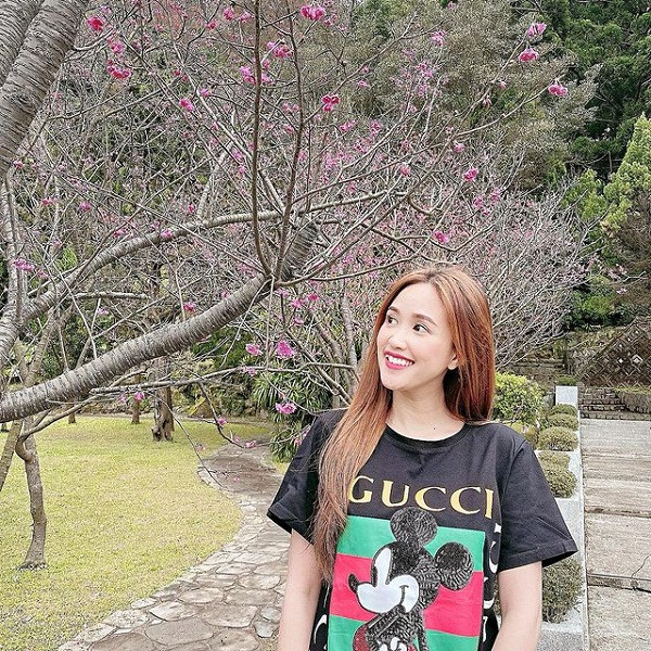 Những chiếc áo hàng hiệu không quá xa tầm với của cô nàng.