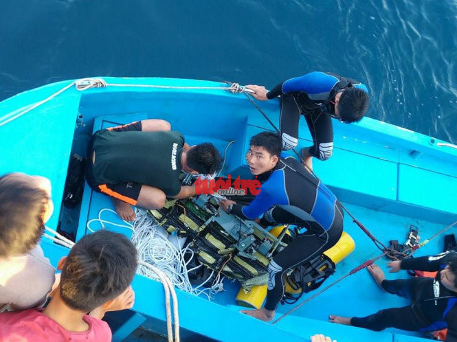 Không đầy 1 tháng sau, 11h45 phút trưa ngày 15/4/2015, hai máy bay quân sự Su-22 thuộc Trung đoàn 937, Sư đoàn 370 cùng gặp nạn gần khu vực đảo Phú Quý trong khi đang thực hiện chuyến bay huấn luyện. Trong ảnh, đội người nhái Lữ đoàn đặc công 5 đưa lên tàu mảnh vỡ chiếc Su-22 được tìm thấy ở độ sâu 32m. Nguồn ảnh: Tuổi Trẻ.