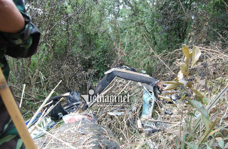 7h40 phút sáng 18/10/2016, trực thăng EC-130 số hiệu 8632 của Trung tâm Huấn luyện thuộc Tổng Công ty Trực thăng Việt Nam (Binh đoàn 18, Bộ Quốc phòng) gặp nạn tại khu vực Tây Bắc núi Dinh, cách sân bay Vũng Tàu 25km. Toàn bộ phi hành đoàn gồm 1 giáo viên bay và 2 học viên hi sinh. Nguồn ảnh: Vietnamnet