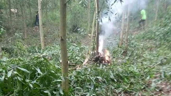 Một số mảnh xác máy bay vẫn còn đang bốc cháy sau vụ tai nạn. Nguồn ảnh: Zing