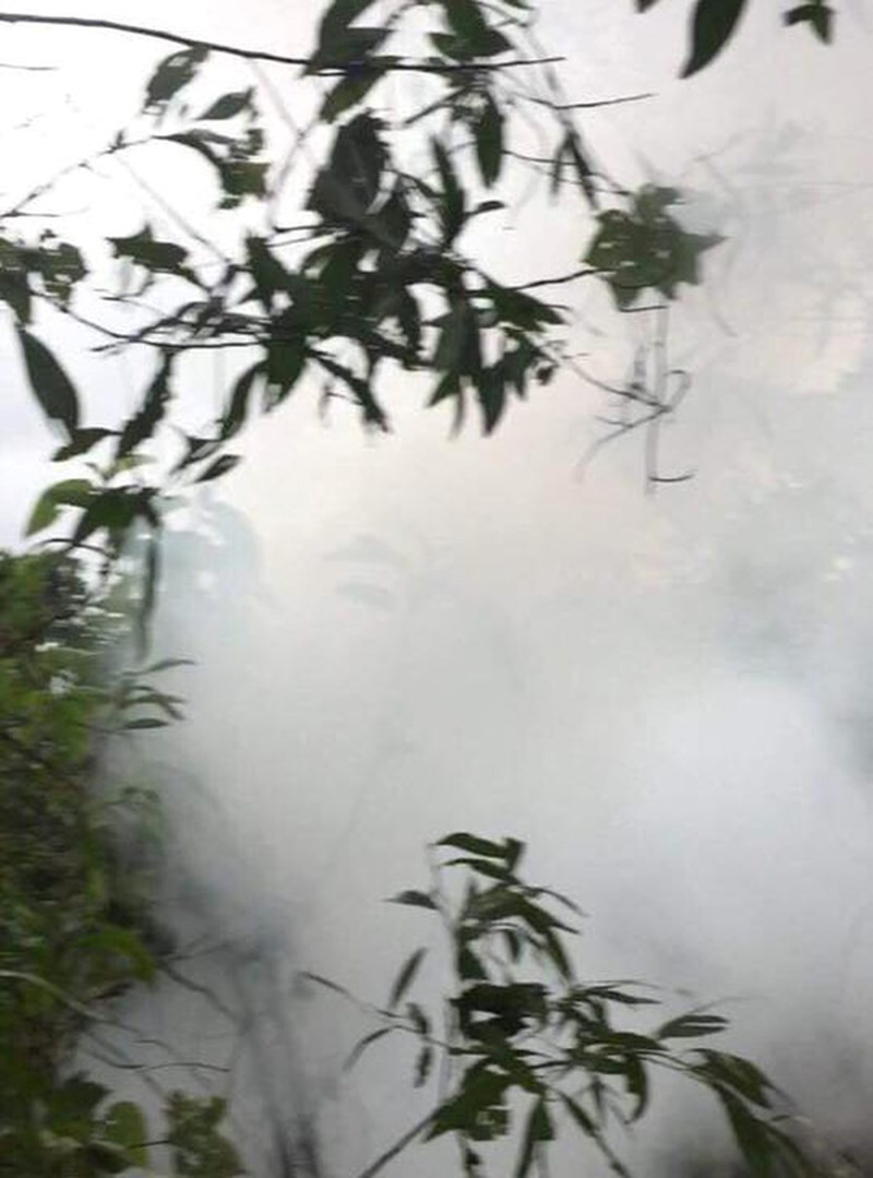 Tới thời điểm này, tại hiện trường vụ rơi máy bay quân sự vẫn còn nhiều đám khói. Nguồn ảnh: PLO