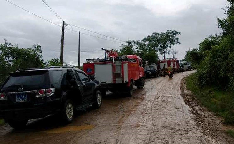 Hiện tại, tại khu vực xảy ra tai nạn đang có mưa lớn gây cản trở cho công tác cứu hộ cứu nạn. Nguồn ảnh: Vietnamnet