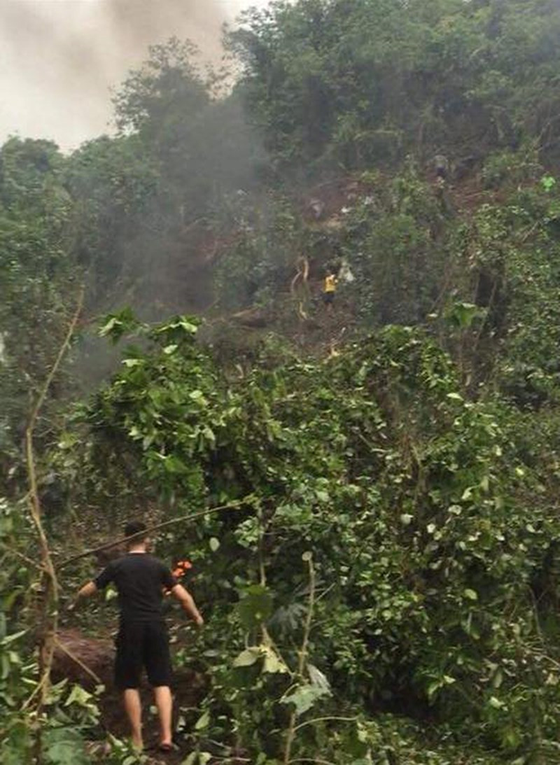 Bộ Quốc phòng cho hay, chiếc máy bay quân sự Su22 số hiệu 8551 mất liên lạc lúc 11h35 phút trưa ngày 26/7 trong khi đang thực hiện chuyến bay huấn luyện thường xuyên. Trong ảnh, người dân tiếp cận hiện trường máy bay rơi. Nguồn ảnh: VTC