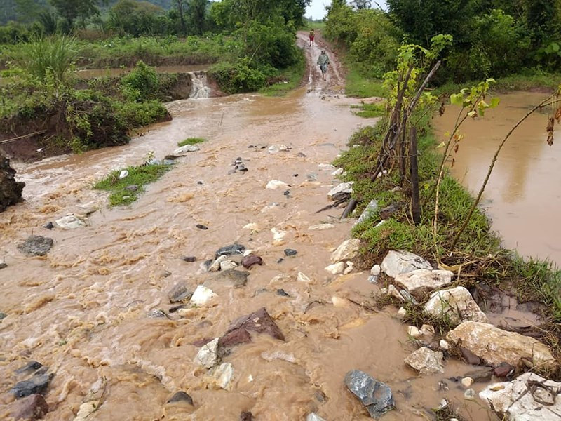 Đường dẫn lên hiện trường vụ rơi máy bay lầy lội. Nguồn ảnh: PLO