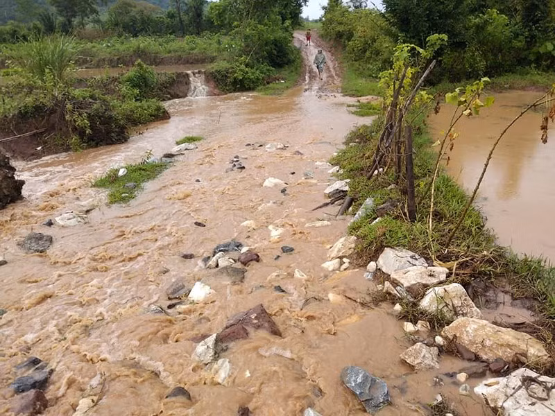Đường dẫn lên hiện trường vụ rơi máy bay lầy lội. Nguồn ảnh: PLO