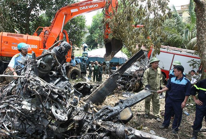 Nguyên nhân vụ rơi máy bay trực thăng Mi-171 sau đó được xác định là do động cơ của máy bay bị tụt công suất đột ngột. Theo Trung tướng Võ Văn Tuấn - Phó tổng tham mưu trưởng Quân đội nhân dân Việt Nam: “Trong điều kiện đó, phi công bắt buộc phải hạ cánh ngay xuống khu vực đồng trống để đảm bảo an toàn. Nhưng trong tình huống này, máy bay đang bay ở vùng đông dân cư nên tổ lái quyết định cố gắng điều khiển đưa máy bay tránh xa nhà dân và không đủ điều kiện hạ cánh nên dẫn đến tai nạn”. Nguồn ảnh: Tiền Phong