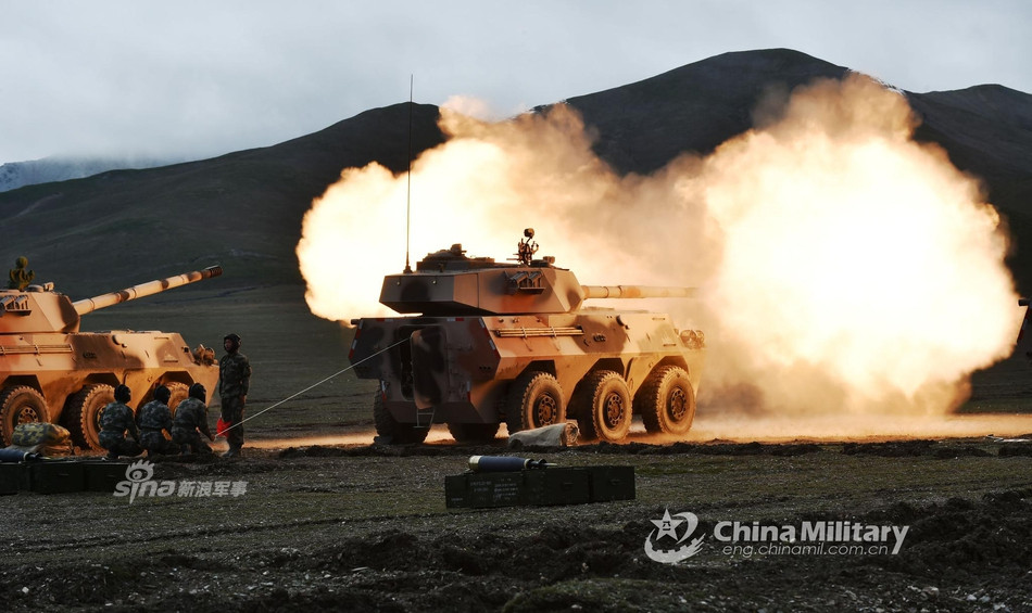 Điểm đặc biệt của khẩu pháo chính trên PTL-02 đó là nó có khả năng đối đầu với cả trực thăng hoặc các phương tiện bay ở tốc độ chậm, độ cao thấp của đối phương. Sở dĩ PTL-02 làm được điều này là do hệ thống kiểm soát hoả lực của nó được kế thừa từ hệ thống tương tự trên xe tăng Type 88 với khả năng gần như là tương đồng. Nguồn ảnh: Sina.