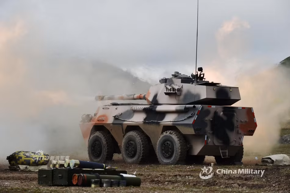 Ngoài ra, PTL-02 cũng có hoả lực phụ bao gồm một súng máy đồng trục cỡ nòng 7,62mm và một khẩu súng máy 12,7mm gắn trên nóc xe. Hoả lực này là vừa đủ để PTL-02 có thể sống sót trên chiến trường khi phải đối đầu với bộ binh của đối phương. Nguồn ảnh: Sina.