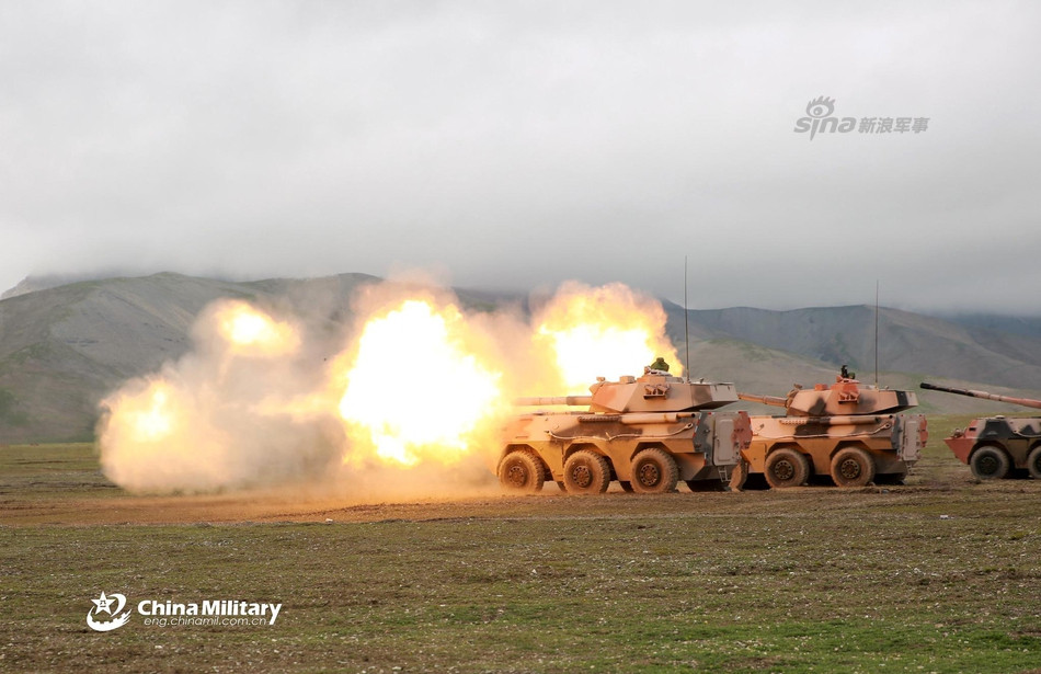 Khẩu pháo này có khả năng bắn ra đạn nhiệt áp, đạn nổ mạnh hoặc đạn xuyên giáp. PTL-02 mang theo được tối đa 30 viên đạn cho khẩu pháo chính này và tất nhiên là cỡ nòng 100mm hoàn toàn không đủ khả năng đối đầu với các loại xe tăng chủ lực hiện đại ngày nay. Nguồn ảnh: Sina.