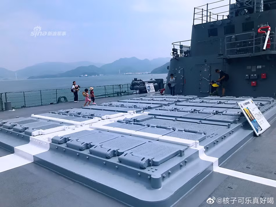 Trong số các loại tên lửa mà hệ thống giếng phóng Mk-41 sử dụng có tên lửa SM-2MR là tên lửa đất đối không tầm trung hay còn có tên gọi khác là RIM-66; tên lửa SM-3 hay RIM-161 là tên lửa được thiết kế để đánh chặn tên lửa đạn đạo và RUM-139 là tên lửa chống ngầm.