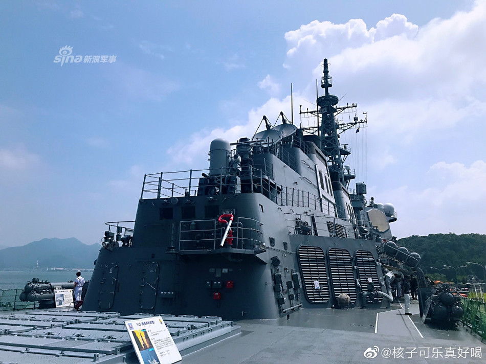 Phía mạn trước của khu trục hạm lớp Kongo còn được trang bị một khẩu pháo cỡ nòng 127mm và hai bên đài chỉ huy còn được trang bị hai khẩu pháo cao tốc loại Phalanx với cỡ nòng 20mm.