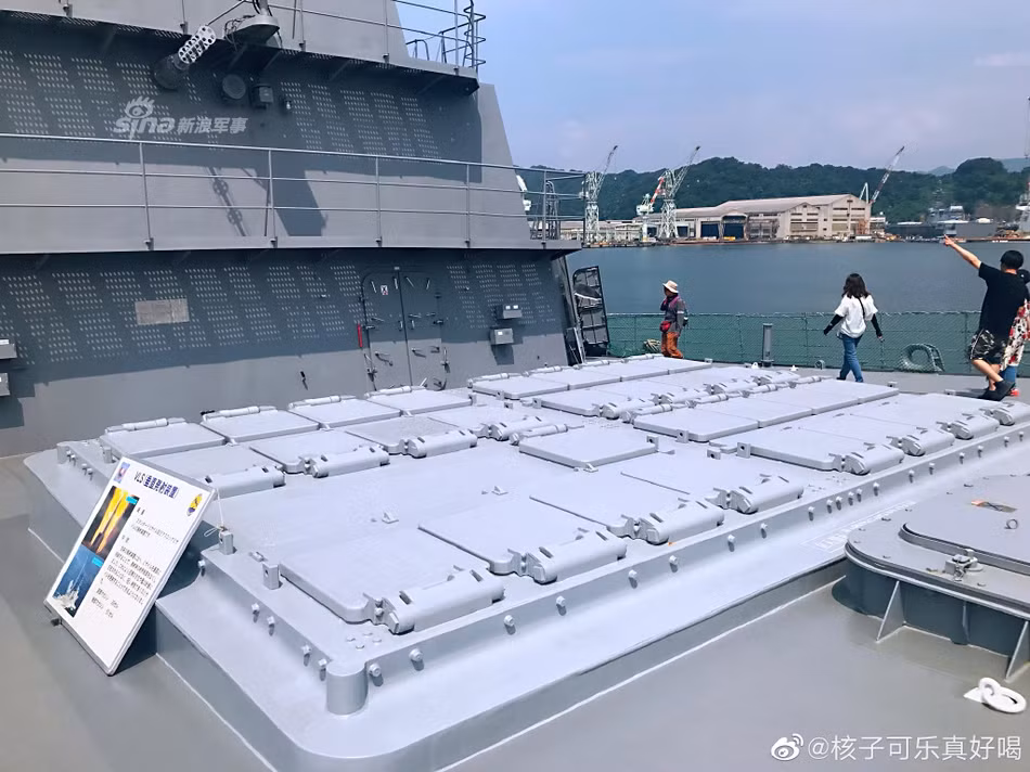 Trong số 90 giếng phóng này có 29 giếng phóng được đặt ở phìa trước tàu, 61 ống phóng còn lại được đặt ở phía sau đài chỉ huy trên tàu.