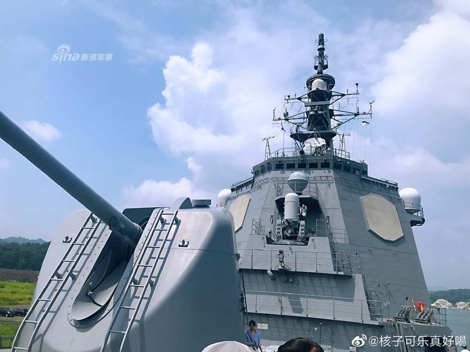 Một trong những điểm đặc biệt của khu trục hạm này đó là hệ thống vũ khí trên tàu với 90 giếng phóng tên lửa loại Mk-41 với khả năng mang theo các tên lửa bao gồm loại SM-2MR, SM-3 hay RUM-139.