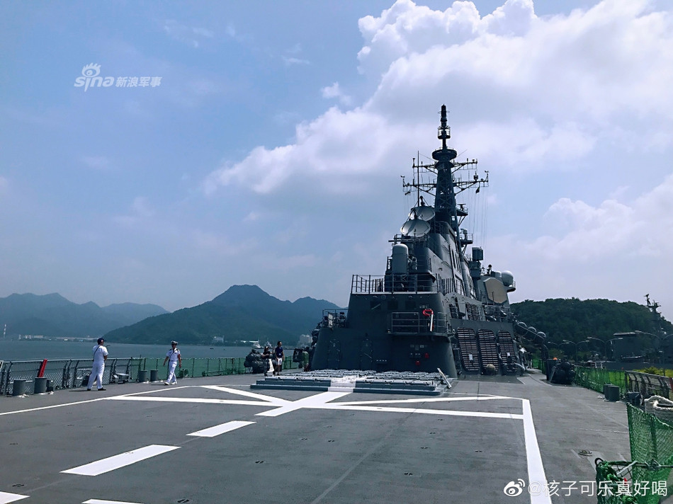 Phía sau tàu Kongo là một sàn đổ trực thăng có thể mang theo được tối đa một trực thăng SH-60K. Thiếu sót lớn nhất của khu trục hạm này đó là nó không có nhà chứa trực thăng. Nguồn ảnh: Sina.