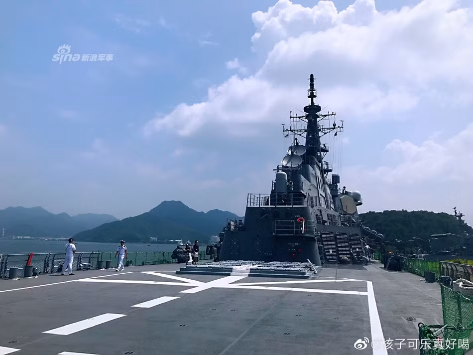 Phía sau tàu Kongo là một sàn đổ trực thăng có thể mang theo được tối đa một trực thăng SH-60K. Thiếu sót lớn nhất của khu trục hạm này đó là nó không có nhà chứa trực thăng. Nguồn ảnh: Sina.