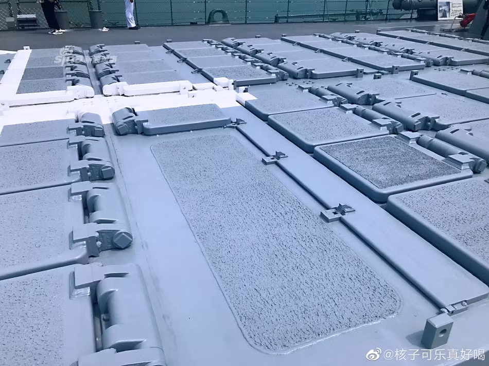 Cận cảnh hệ thống giếng phóng bị "lấp" ở hệ thống phóng Mk-41 đặt trên khu trục hạm Kongo của Lực lượng Phòng vệ Trên biển Nhật Bản.