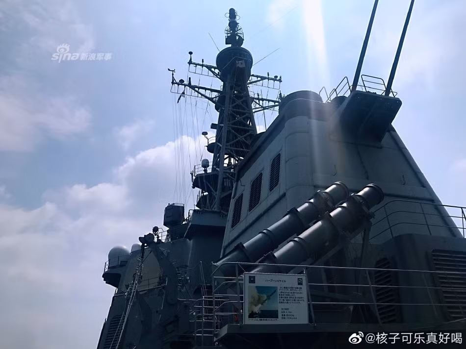 Ngoài ra, trên khu trục hạm lớp Kongo còn có các tổ hợp tên lửa chống hạm RGM-84 Harpoon. Các tên lửa này có giá lên tới 1,2 triệu USD mỗi quả, có tốc độ bay tối đa lên tới Mach 0,71 và tầm bắn tối đa 45 km cho tới 280 km tuỳ phiên bản.