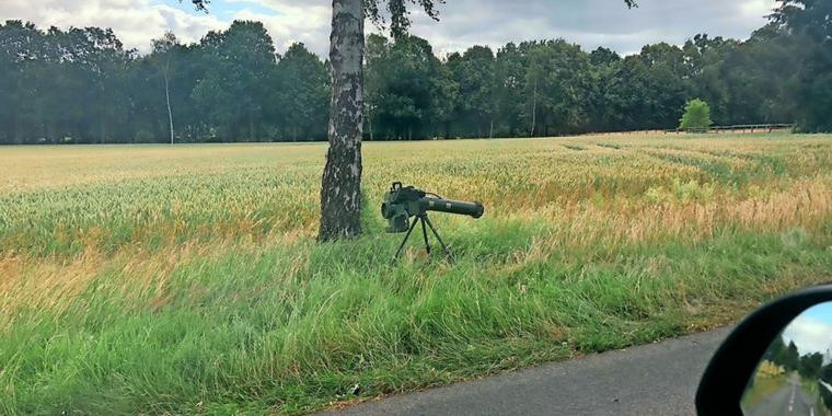 Sự cố hy hữu vừa xảy ra ở vùng Saxony, Hà Lan khiến người dân địa phương tá hoả. Theo đó, nguyên một tên lửa chống tăng đã được người dân phát hiện ở ngay bên đường khiến cơ quan chức năng của nước này bối rối. Nguồn ảnh: Holandf.