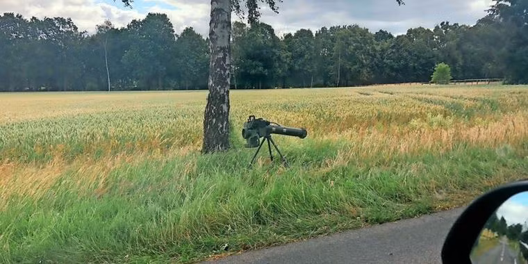 Sự cố hy hữu vừa xảy ra ở vùng Saxony, Hà Lan khiến người dân địa phương tá hoả. Theo đó, nguyên một tên lửa chống tăng đã được người dân phát hiện ở ngay bên đường khiến cơ quan chức năng của nước này bối rối. Nguồn ảnh: Holandf.