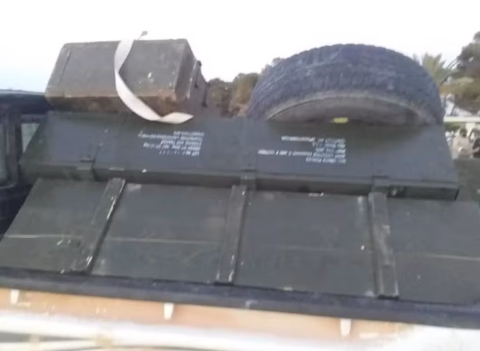 Ngoài ra còn nhiều thùng vũ khí, đạn dược với chữ viết tiếng Anh, bên trong bao gồm nhiều loại đạn chuẩn NATO cùng với số lô, số ngày xuất xưởng theo đúng tiêu chuẩn Mỹ. Nguồn ảnh: QQ.