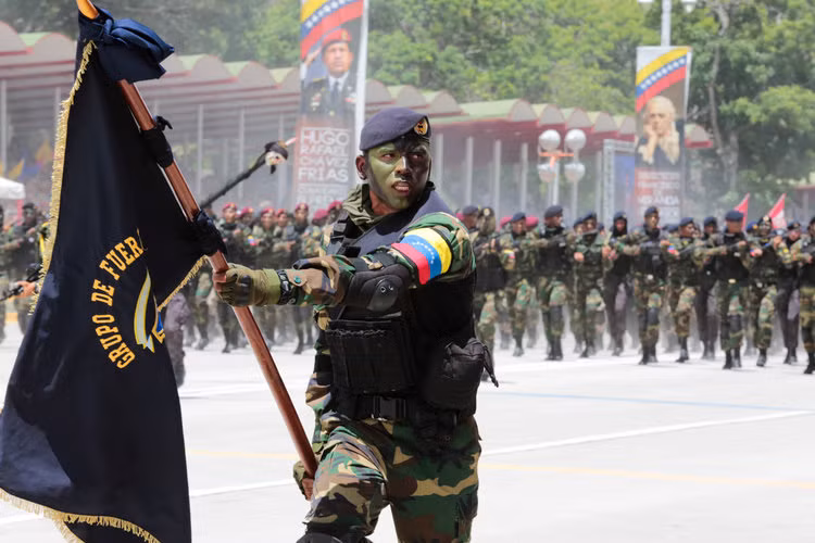 Tính tới năm 2019, Venezuela đã lập quốc được 208 năm và bất chấp tình hình kinh tế khó khăn, quốc gia này vẫn tổ chức được một cuộc duyệt binh hoành tráng. Nguồn ảnh: BI.