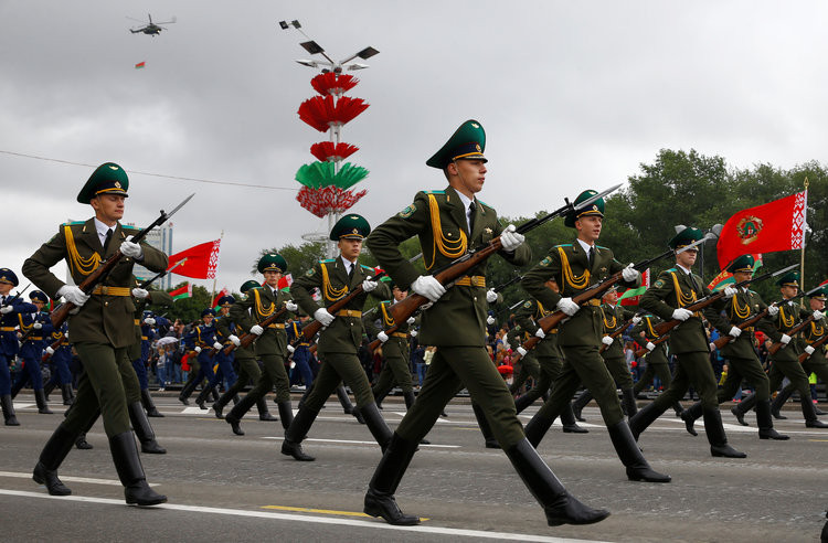 Mang phóng cách khá giống với cuộc duyệt binh của Nga, các cuộc duyệt binh của Belarus thường có sự tham gia của nhiều loại chiến đấu cơ và thiết giáp khủng. Nguồn ảnh: BI.