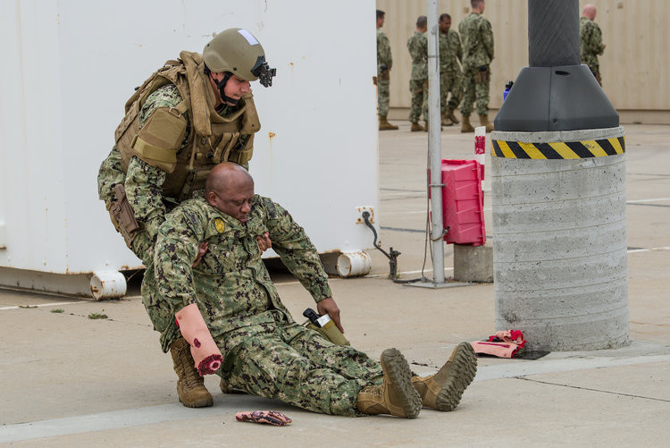 Huấn luyện ứng cứu thương binh trong trường hợp tác chiến đô thị. Nguồn ảnh: BI.