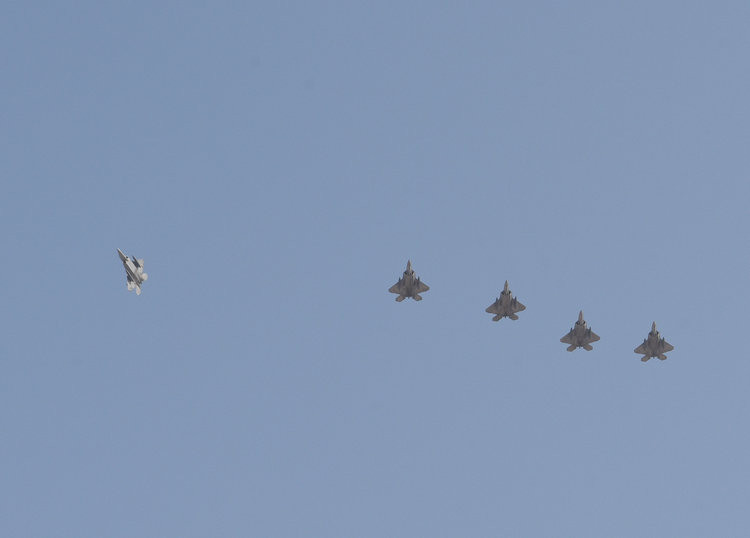 Tuy nhiên với ưu thế vượt trội của mình, chắc chắn F-22 Raptor sẽ không chỉ được sử dụng như một thứ vũ khí phục vụ cho mục đích phòng thủ. Loại tiêm kích này hứa hẹn sẽ là con át chủ bài trong việc chiếm ưu thế trên không của Mỹ trong cuộc xung đột với Iran. Nguồn ảnh: BI.