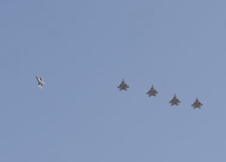 Tuy nhiên với ưu thế vượt trội của mình, chắc chắn F-22 Raptor sẽ không chỉ được sử dụng như một thứ vũ khí phục vụ cho mục đích phòng thủ. Loại tiêm kích này hứa hẹn sẽ là con át chủ bài trong việc chiếm ưu thế trên không của Mỹ trong cuộc xung đột với Iran. Nguồn ảnh: BI.