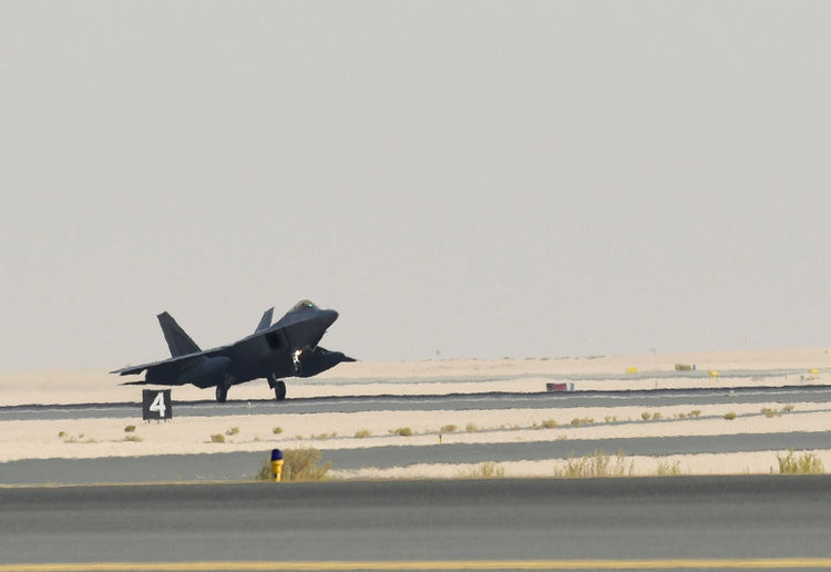 Những ưu điểm này cho phép F-22 Raptor đối đầu trực diện với lực lượng không quân Iran - vốn cũng thuộc dạng "không dễ nhằn" với đủ loại máy bay trong biên chế. Trong đối đầu với tiêm kích của đối phương, F-35 hoàn toàn lép vế hơn so với F-22. Nguồn ảnh: BI.