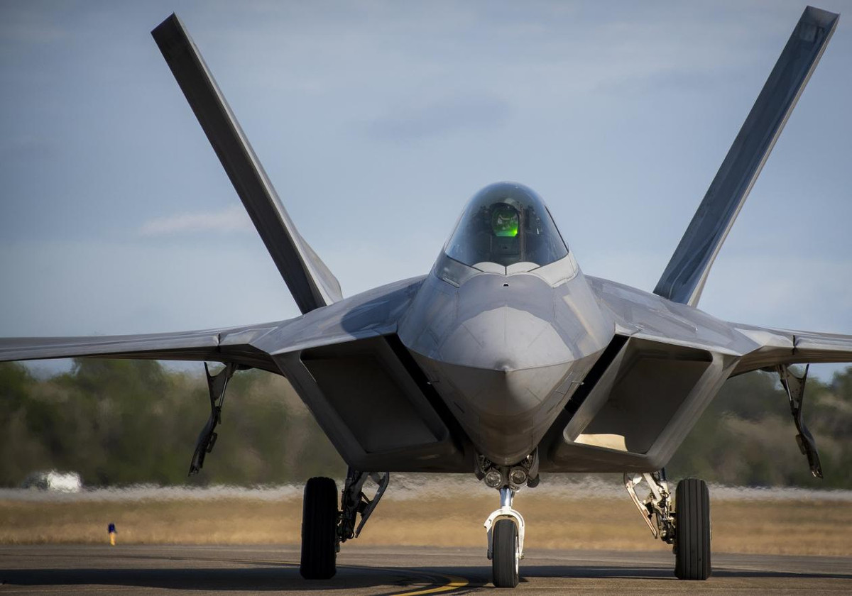 Nhiệm vụ "dọn trống" không phận đối phương và chiếm ưu thế trên không tuyệt đối nhằm dọn đường cho F-35 hoạt động chắc chắn sẽ được giao cho F-22 Raptor - loại chiến đấu cơ đến nay vẫn được coi là "đỉnh của đỉnh" và là loại tiêm kích xịn nhất mà Mỹ đang có trong tay. Nguồn ảnh: BI.