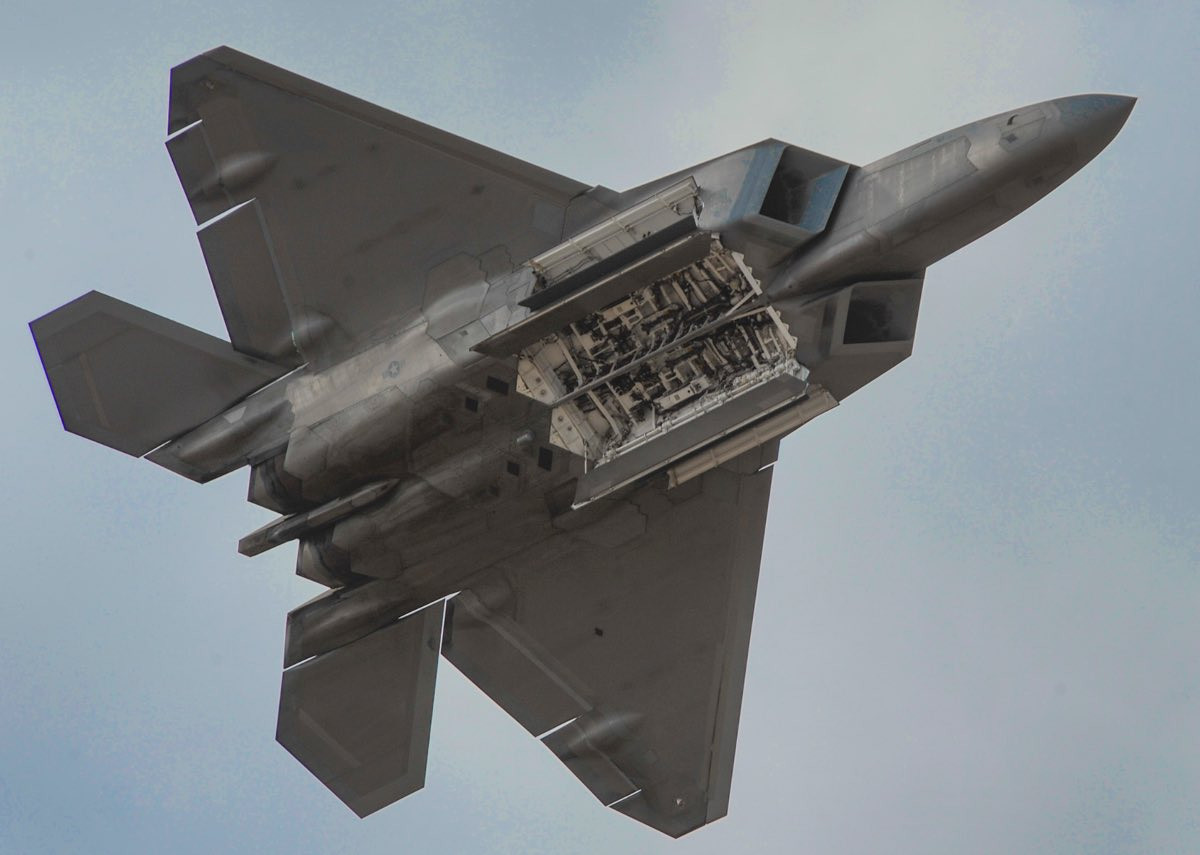 Tới nay, vẫn chưa rõ số lượng tiêm kích F-22 Raptor mà Mỹ chuyển tới Qatar là bao nhiêu và liệu trong tương lai, quân số của F-22 Raptor tại Trung Đông có còn tiếp tục tăng hay không. Nguồn ảnh: BI.