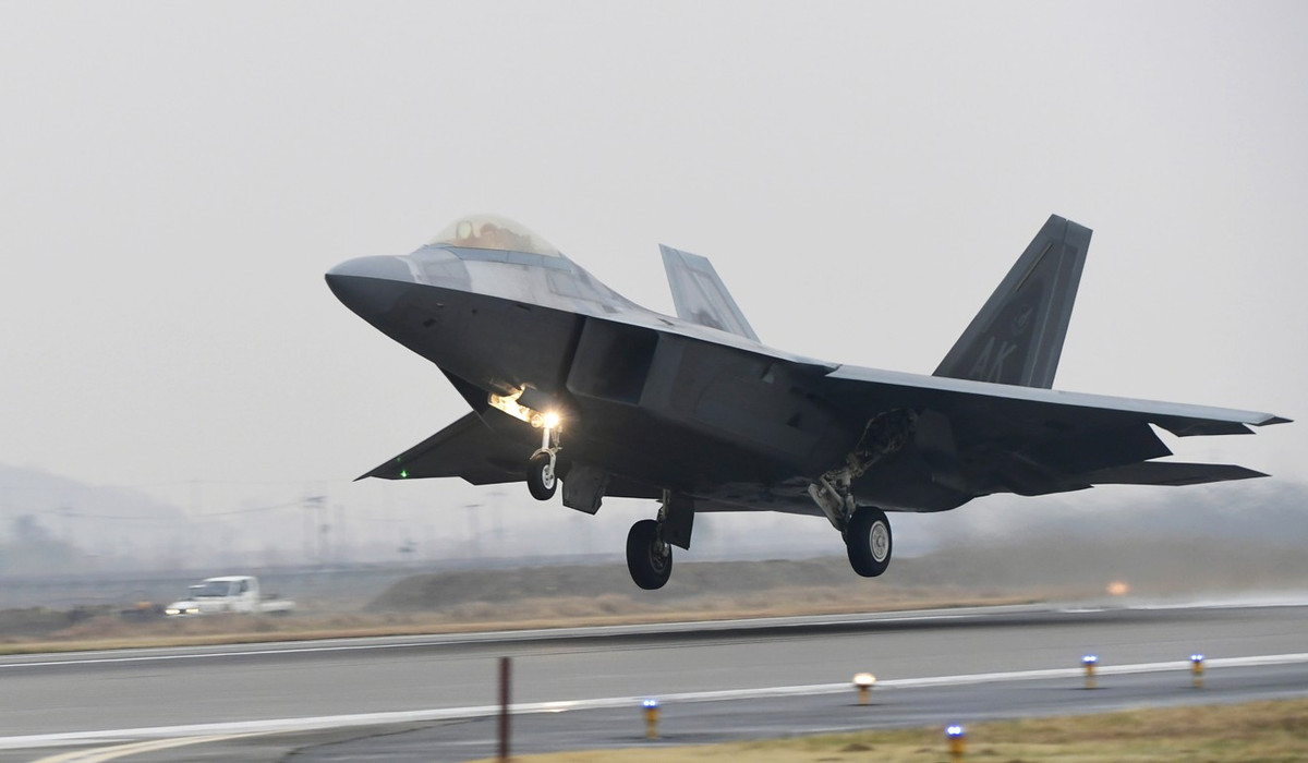 Nếu trong tương lai, một cuộc xung đột quy mô lớn giữa Mỹ và Iran diễn ra, đây sẽ là một màn trình diễn cực kỳ mãn nhãn của lực lượng không quân Mỹ với khả năng điều phối và hiệp đồng giữa các loại chiến đấu cơ thế hệ năm lần đầu tiên trong lịch sử xuất hiện và tham chiến ở quy mô lớn. Nguồn ảnh: BI.