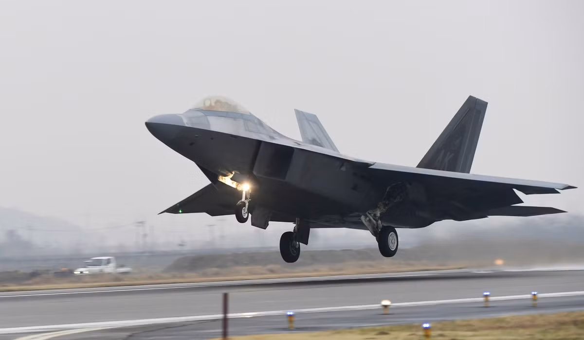 Nếu trong tương lai, một cuộc xung đột quy mô lớn giữa Mỹ và Iran diễn ra, đây sẽ là một màn trình diễn cực kỳ mãn nhãn của lực lượng không quân Mỹ với khả năng điều phối và hiệp đồng giữa các loại chiến đấu cơ thế hệ năm lần đầu tiên trong lịch sử xuất hiện và tham chiến ở quy mô lớn. Nguồn ảnh: BI.