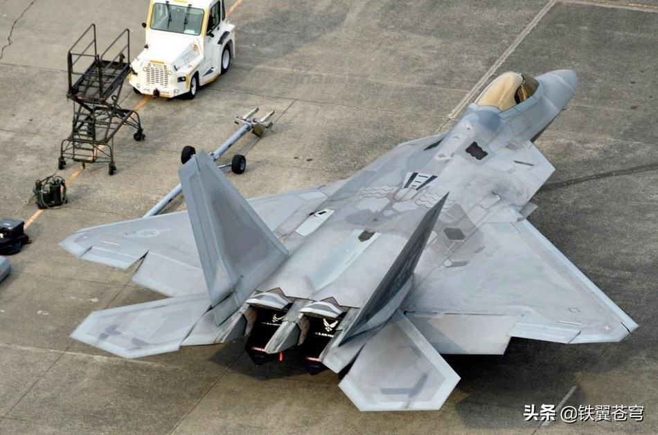 Cụ thể, khi di chuyển, F-22 Raptor sẽ lượn nghiêng rất nhiều và trong những khoảnh khắc chiếc chiến đấu cơ này cơ động trên không, nó sẽ tự tạp ra những góc va chạm khác nhau giữa thân máy bay với sóng radar của đối phương. Do vậy, mỗi pha "chao cánh" của F-22 Raptor sẽ đều có thể khiến nó bị lộ diện do góc nghiêng giữa sóng radar và thân máy bay bị thay đổi, hiệu quả tàng hình có thể giảm hoặc tăng tuỳ từng tình huống. Nguồn ảnh: Sina.