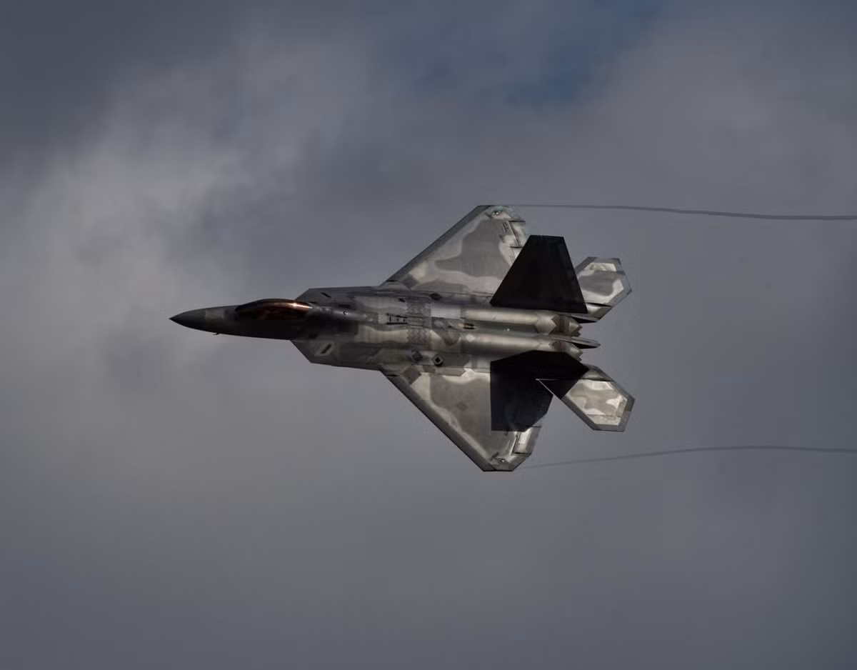 Chưa kể, lớp vỏ tàng hình của F-22 Raptor cùng các đường viền trên thân máy bay được đánh giá là rất dễ bị phát hiện ra bởi radar sử dụng tần số cao - loại radar vốn dĩ có thiết kế nhỏ gọn và thường được sử dụng trên các chiến đấu cơ thế hệ 4++ ngày nay. Nguồn ảnh: Sina.