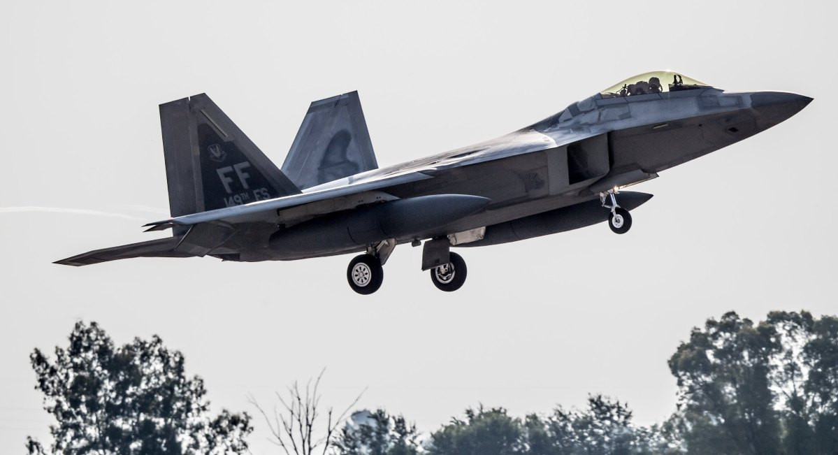 Điều này đồng nghĩa với việc F-22 Raptor có thể "tàng hình" trước các hệ thống radar dưới mặt đất, các hệ thống radar phát hiện mục tiêu của tên lửa phòng không nhưng lại rất dễ bị phát hiện bởi chiến đấu cơ của đối phương - một điều thực sự nguy hiểm. Nguồn ảnh: Sina.