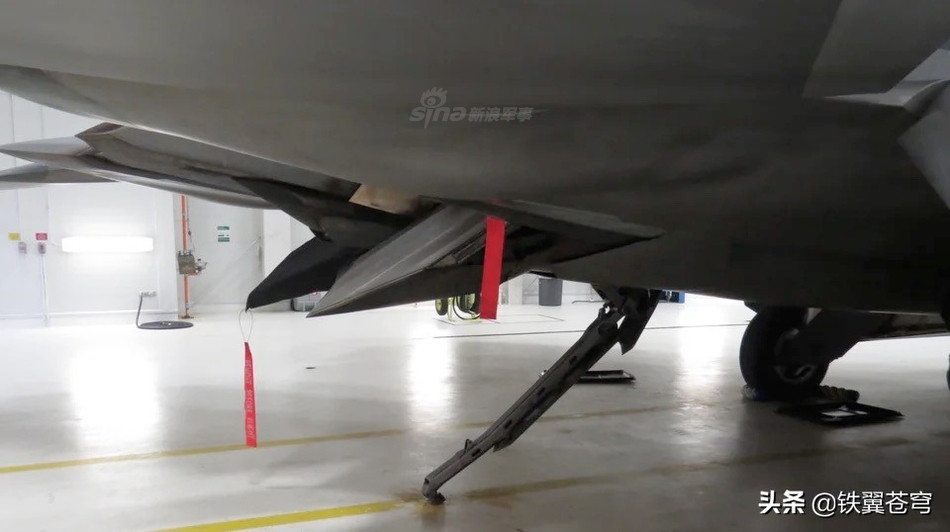 Được phát triển để trở thành một chiến đấu cơ có thể sử dụng với cường độ cao, F-22 Raptor đã khắc phục được nhược điểm lớn nhất trên chiếc B-2 Spirit đó là nó không cần nhà chứa máy bay đặc biệt mà có thể sửa chữa, bảo dưỡng được ở bất cứ nhà chứa máy bay thông thường nào. Nguồn ảnh: Sina.