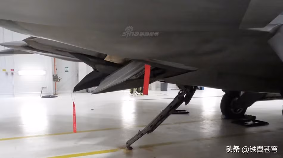 Được phát triển để trở thành một chiến đấu cơ có thể sử dụng với cường độ cao, F-22 Raptor đã khắc phục được nhược điểm lớn nhất trên chiếc B-2 Spirit đó là nó không cần nhà chứa máy bay đặc biệt mà có thể sửa chữa, bảo dưỡng được ở bất cứ nhà chứa máy bay thông thường nào. Nguồn ảnh: Sina.