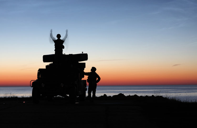 Các tổ hợp tên lửa phòng không tầm ngắn nguy hiểm nhất của Mỹ hiện nay bao gồm tổ hợp AN/TWQ-1 Avenger cùng với các tên lửa vác vai FIM-92 Stinger. Nguồn ảnh: BI.