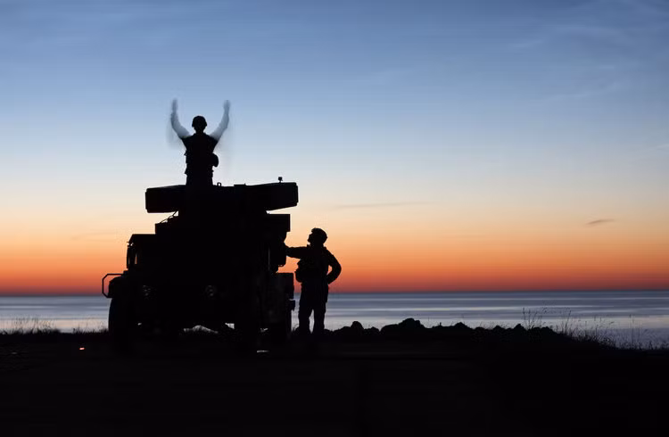 Các tổ hợp tên lửa phòng không tầm ngắn nguy hiểm nhất của Mỹ hiện nay bao gồm tổ hợp AN/TWQ-1 Avenger cùng với các tên lửa vác vai FIM-92 Stinger. Nguồn ảnh: BI.