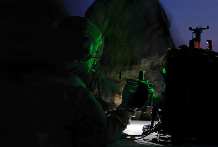 Về cơ bản, tổ hợp AN/TWQ-1 Avenger là một hệ thống bao gồm 8 ống phóng tên lửa FIM-92 được đặt trên cơ cấu xe bọc thép bánh lốp. Trong số 8 ống phóng tên lửa FIM-92 này có 4 ống luôn sẵn sàng khai hoả. Nguồn ảnh: BI.